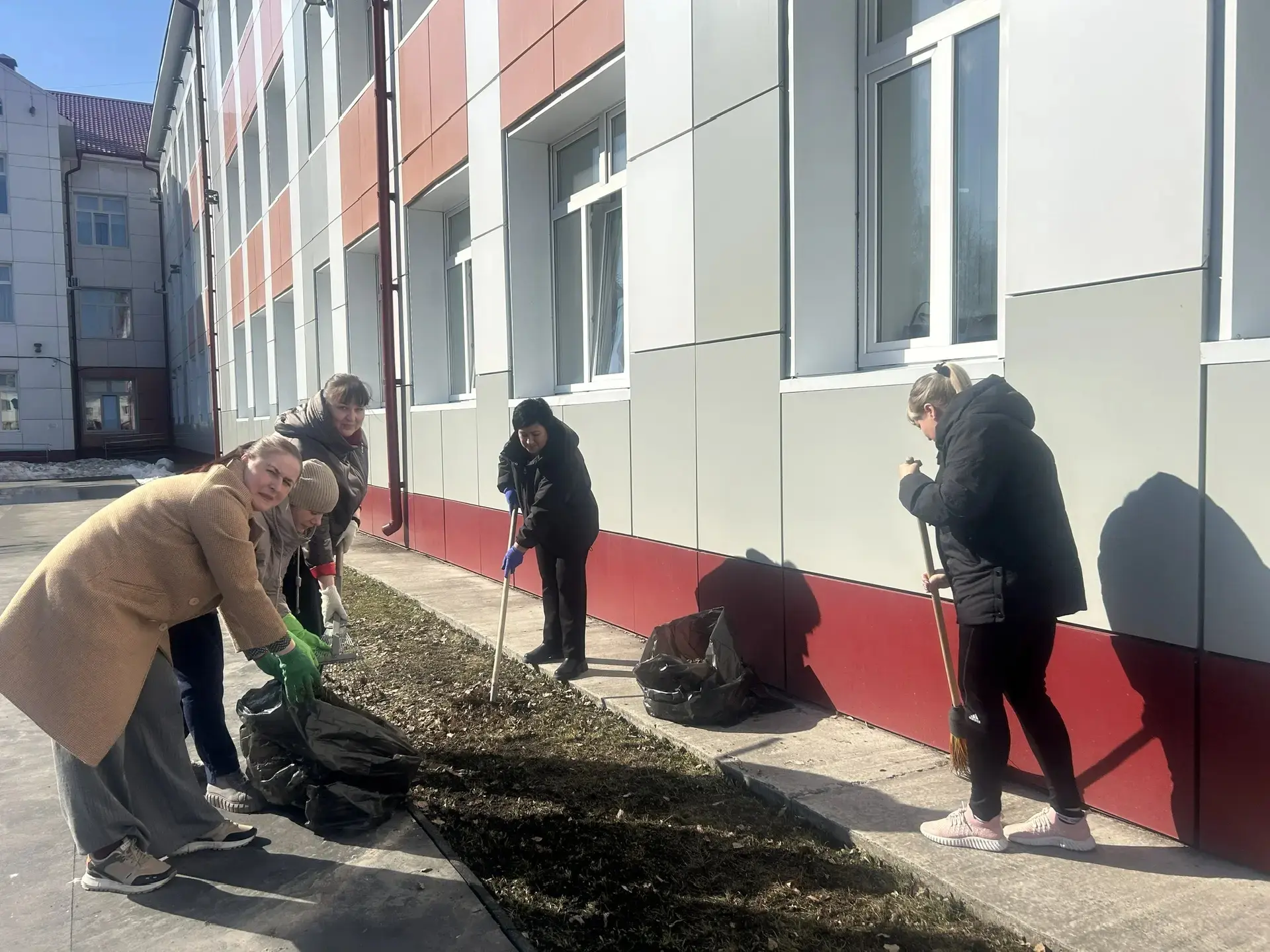 🌳 Коллектив МАОУ СОШ №5 г. Ишима принял активное участие в городской акции «Чистый город»!  Наши пед