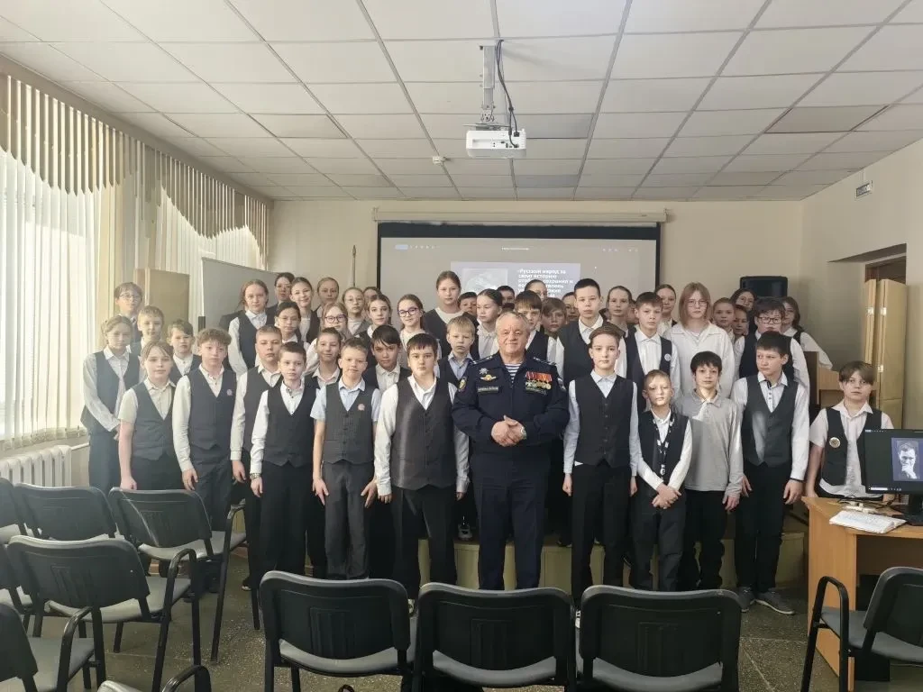 🇷🇺20 февраля в 5Б и 5В классах состоялся классный час, посвященный 23 февраля. Ученики встретились с