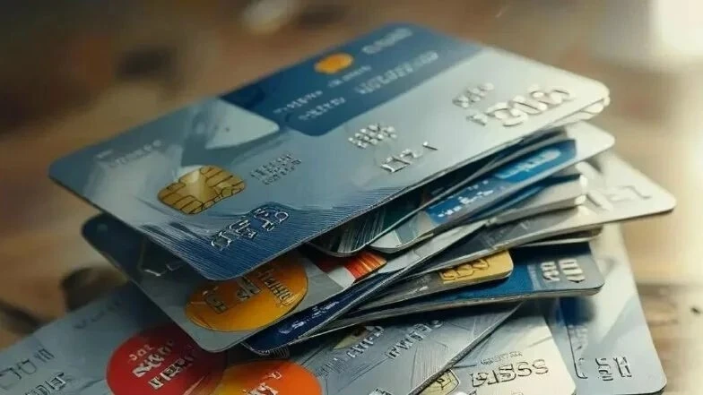 В Кургане 17-летний подросток нашел на улице чужую банковскую карту и потратил с нее бо...