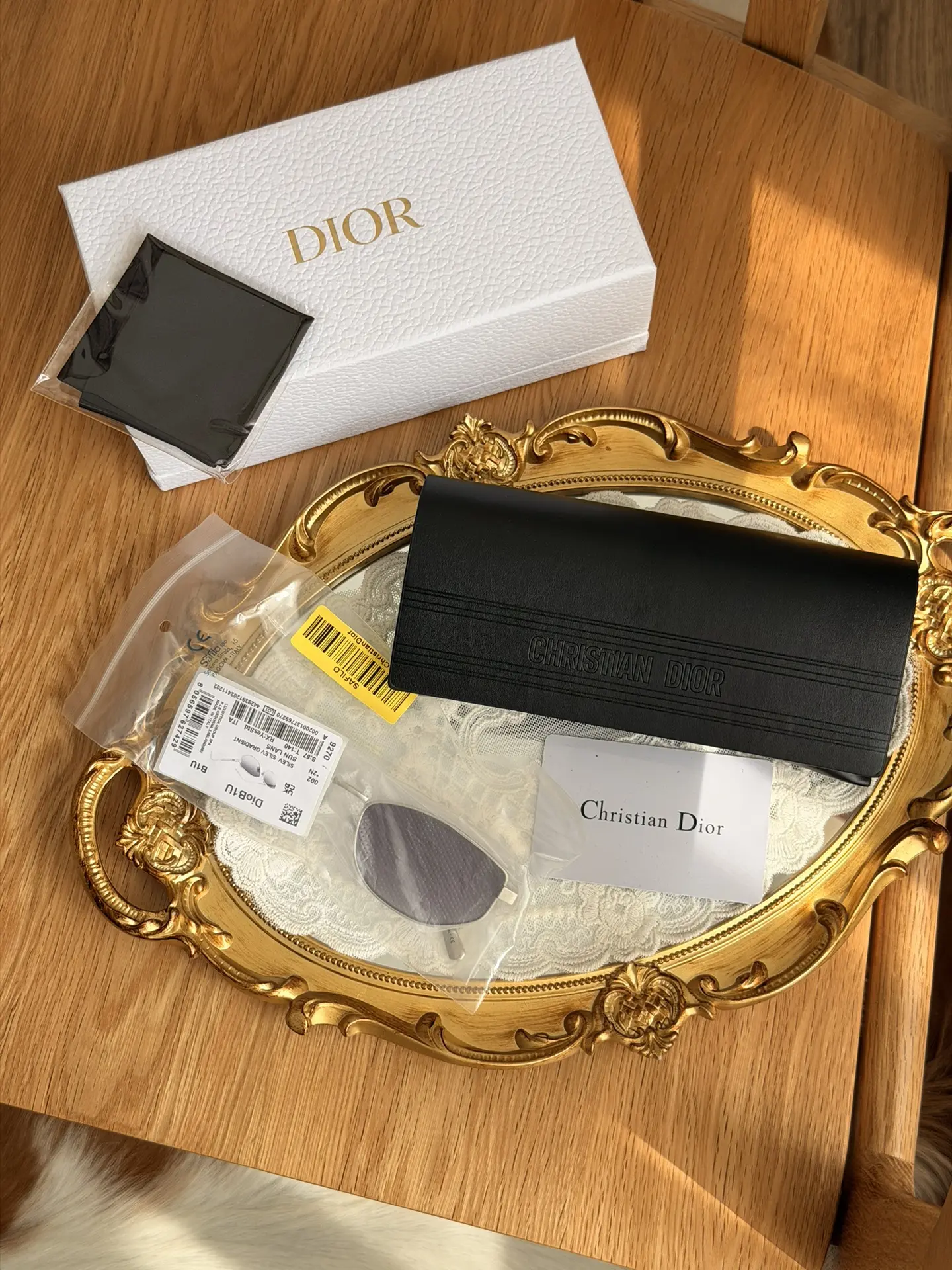 Очки в стиле DIOR

Пришли в коробке, с фирменным чехлом, карточкой, салфеткой из микрофибры.

Форма 