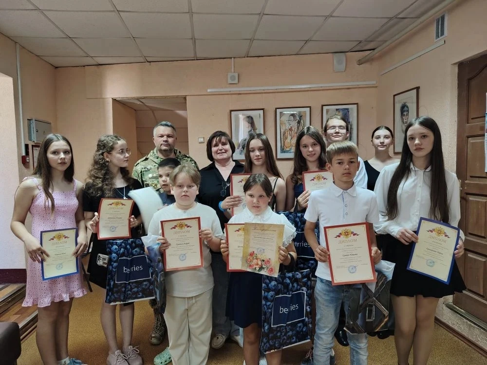 Торжественное награждение победителей городского конкурса рисунков "Герои нашего времени"

8 июня в 