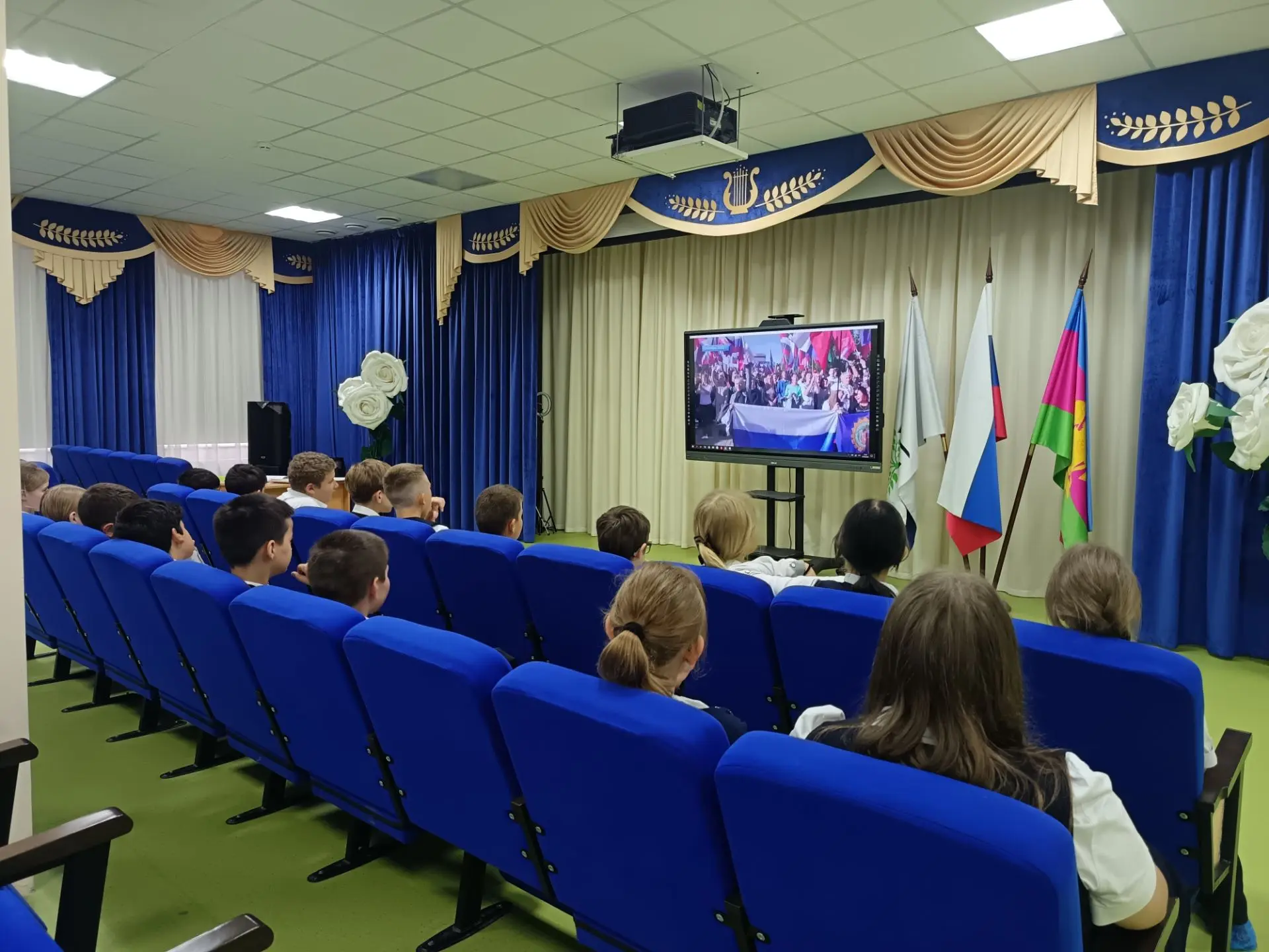 30 сентября в нашей школе прошли информационные уроки, посвящённые дате вхождения Донец...