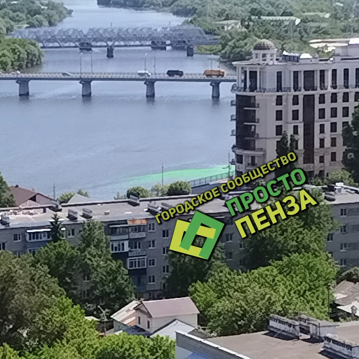 Жители Пензы обеспокоены необычным явлением: вода в Суре приобрела ярко-зелёный оттенок.   Инцидент 
