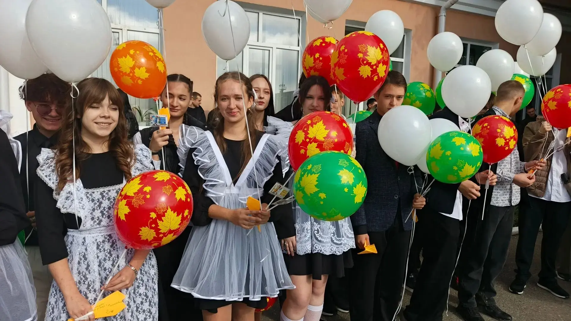 Торжественная линейка в МБОУ «СОШ № 4 им. В. В. Бианки»: дань уважения традициям и геро...