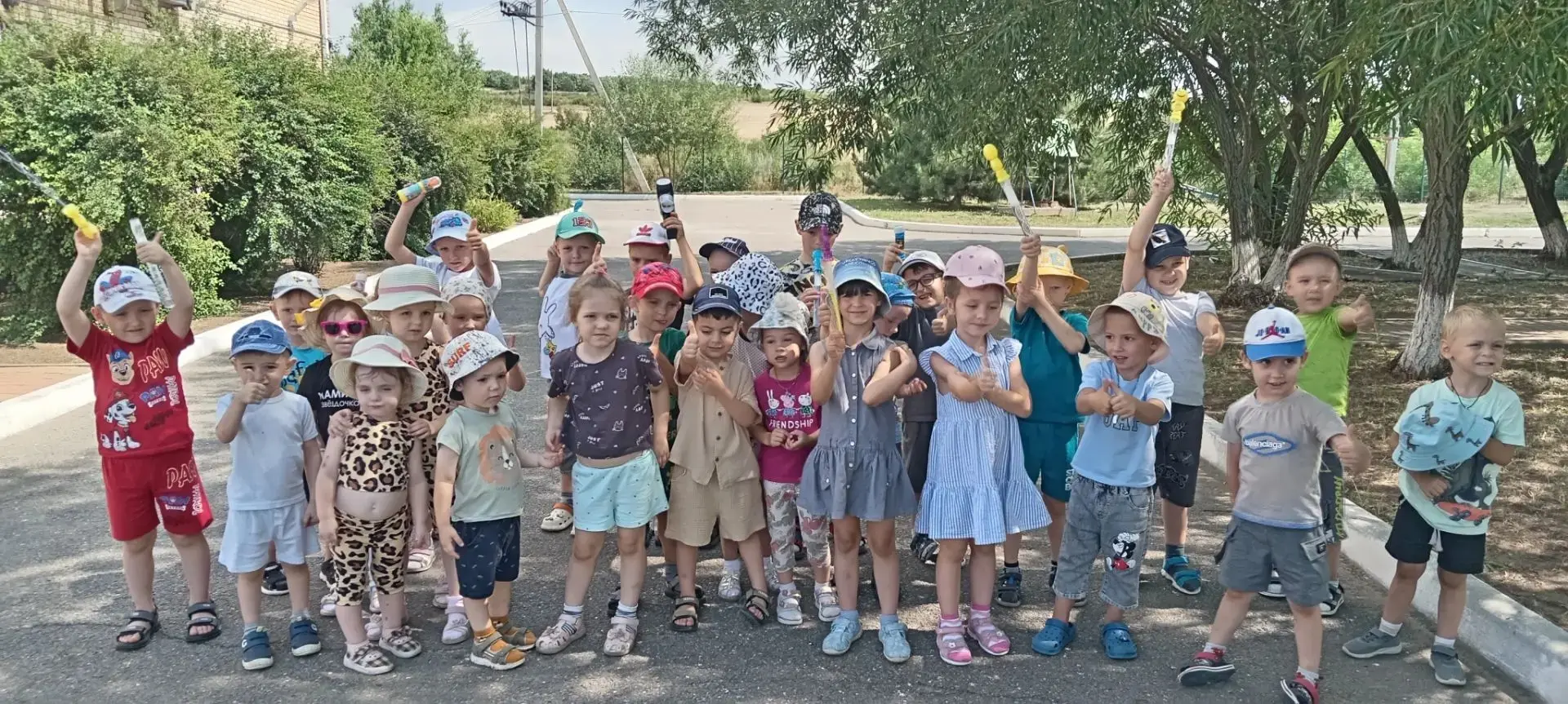 Сегодня в нашем детском саду прошёл замечательный праздник — День мыльных пузырей! Ребята с восторго