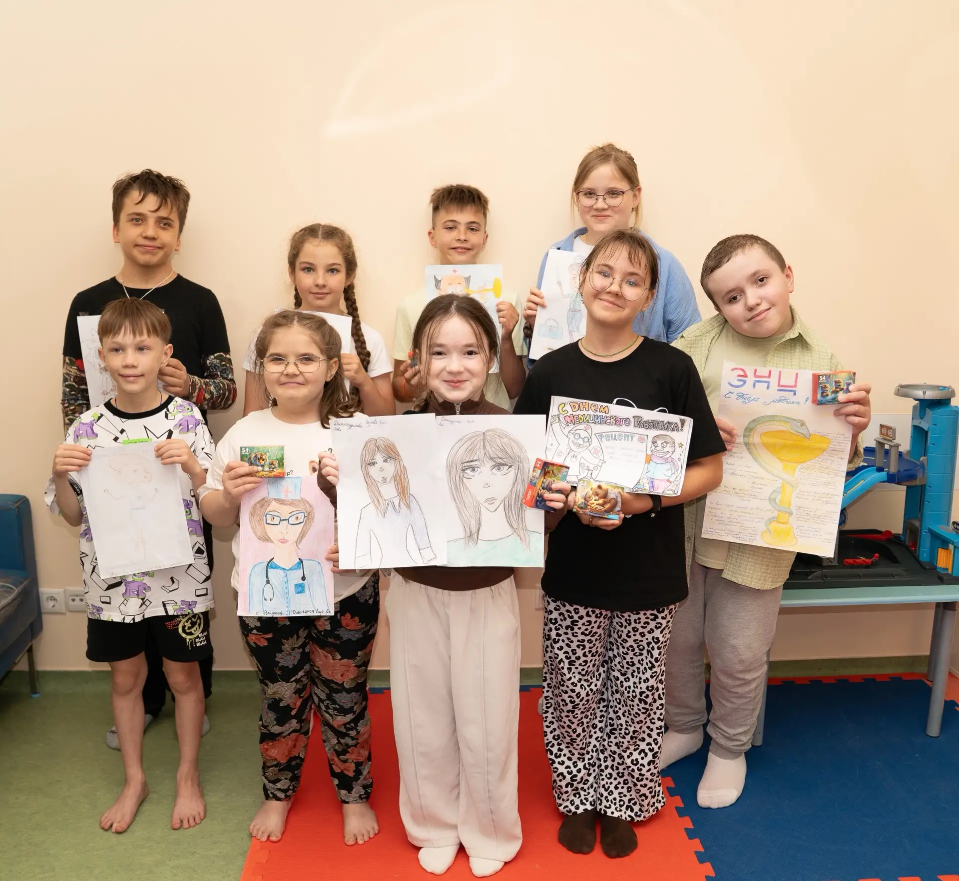 ♥️ Дети - медицинским работникам: рисунки от сердца

В преддверии Дня медицинского работника в детск