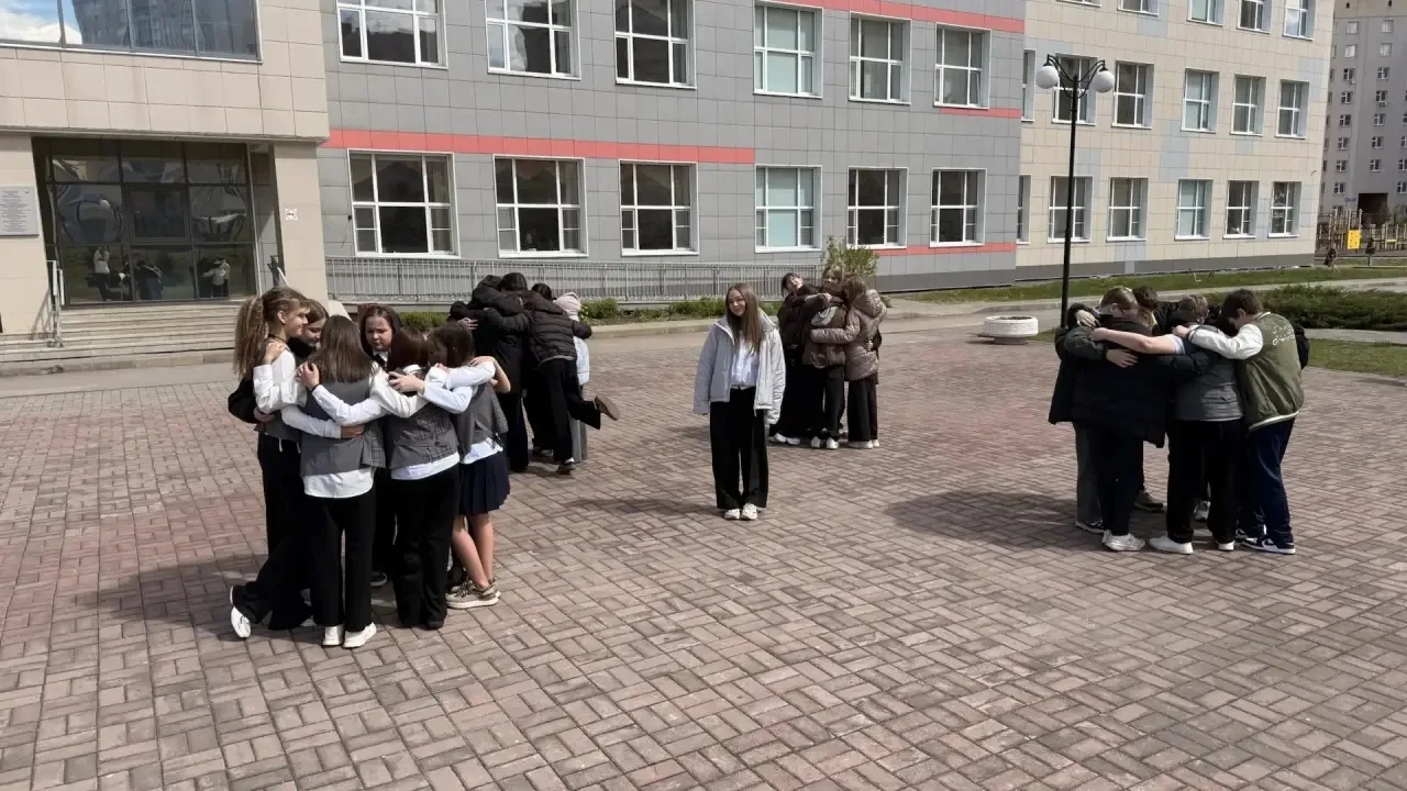 Сегодня активист школьного ученического самоуправления «Новое энергичное поколение« Кусова Милана и 