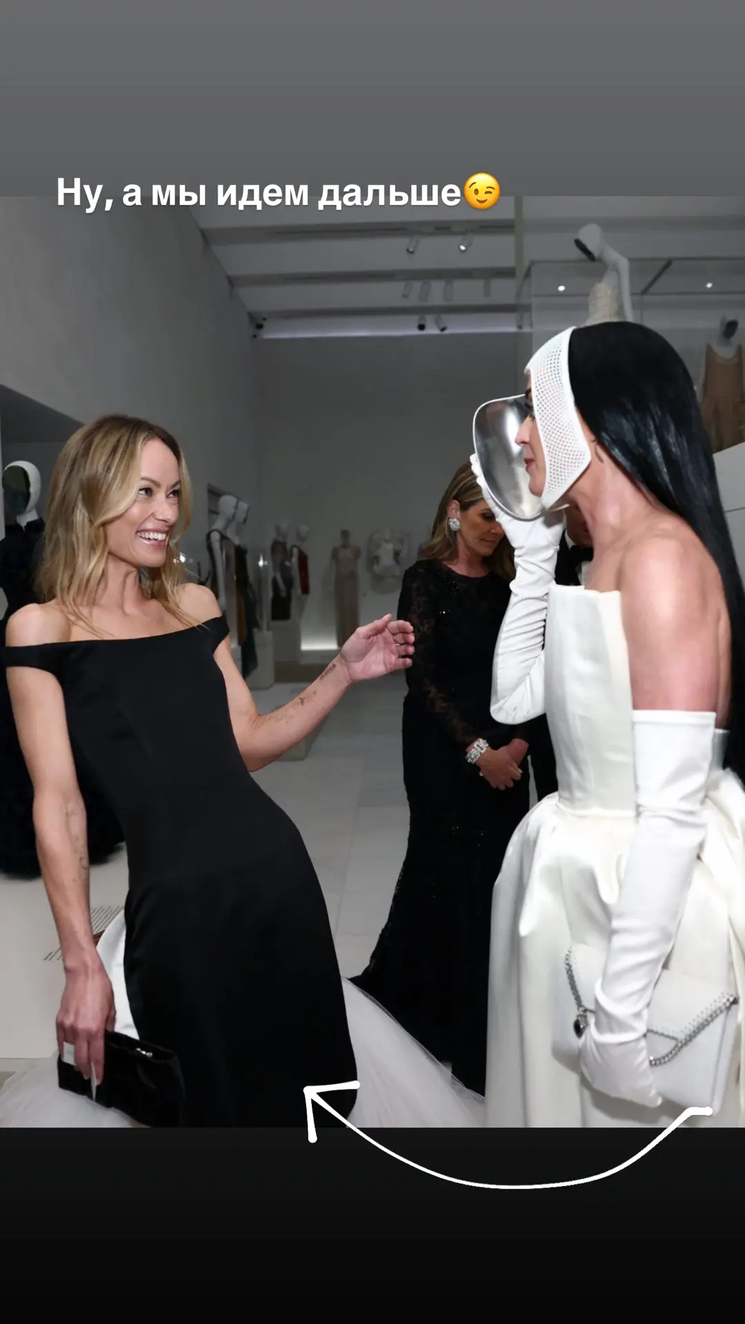На Met Gala 2026 Кэти Перри представила один из самых обсуждаемых образов вечера, выбрав футуристичн