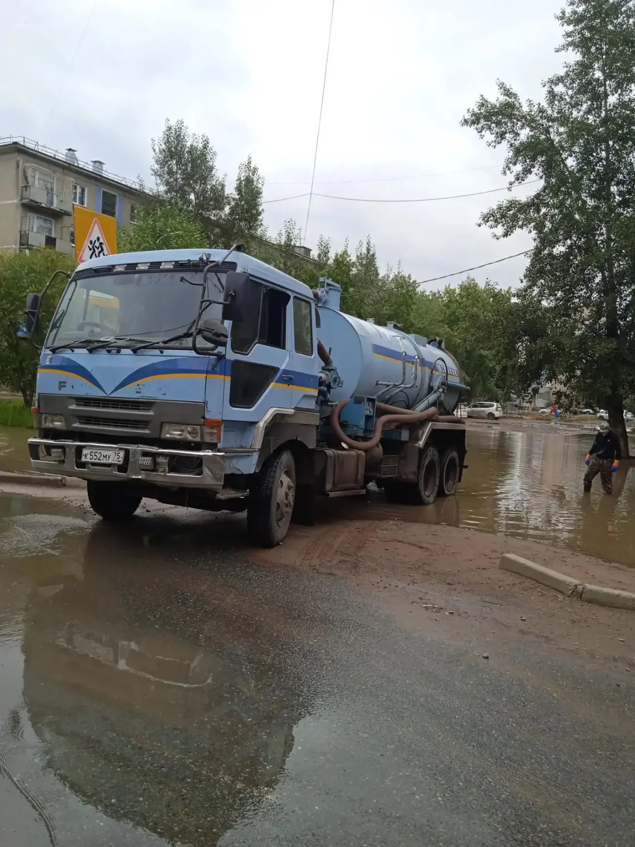 Продолжается откачка ливневых вод с дворовой территории и подвала многоквартирного дома...