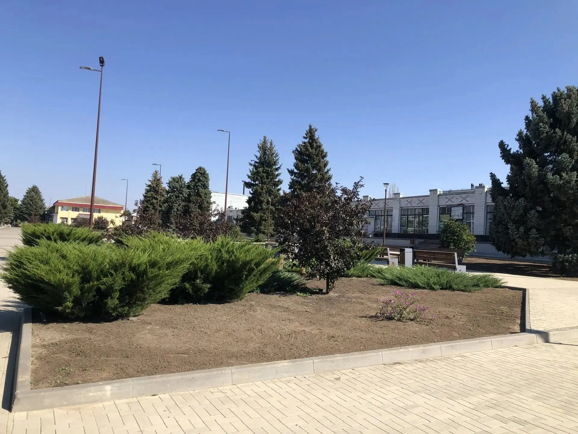 В августе сотрудники дома детского творчества провели очередной субботник. Были приведе...