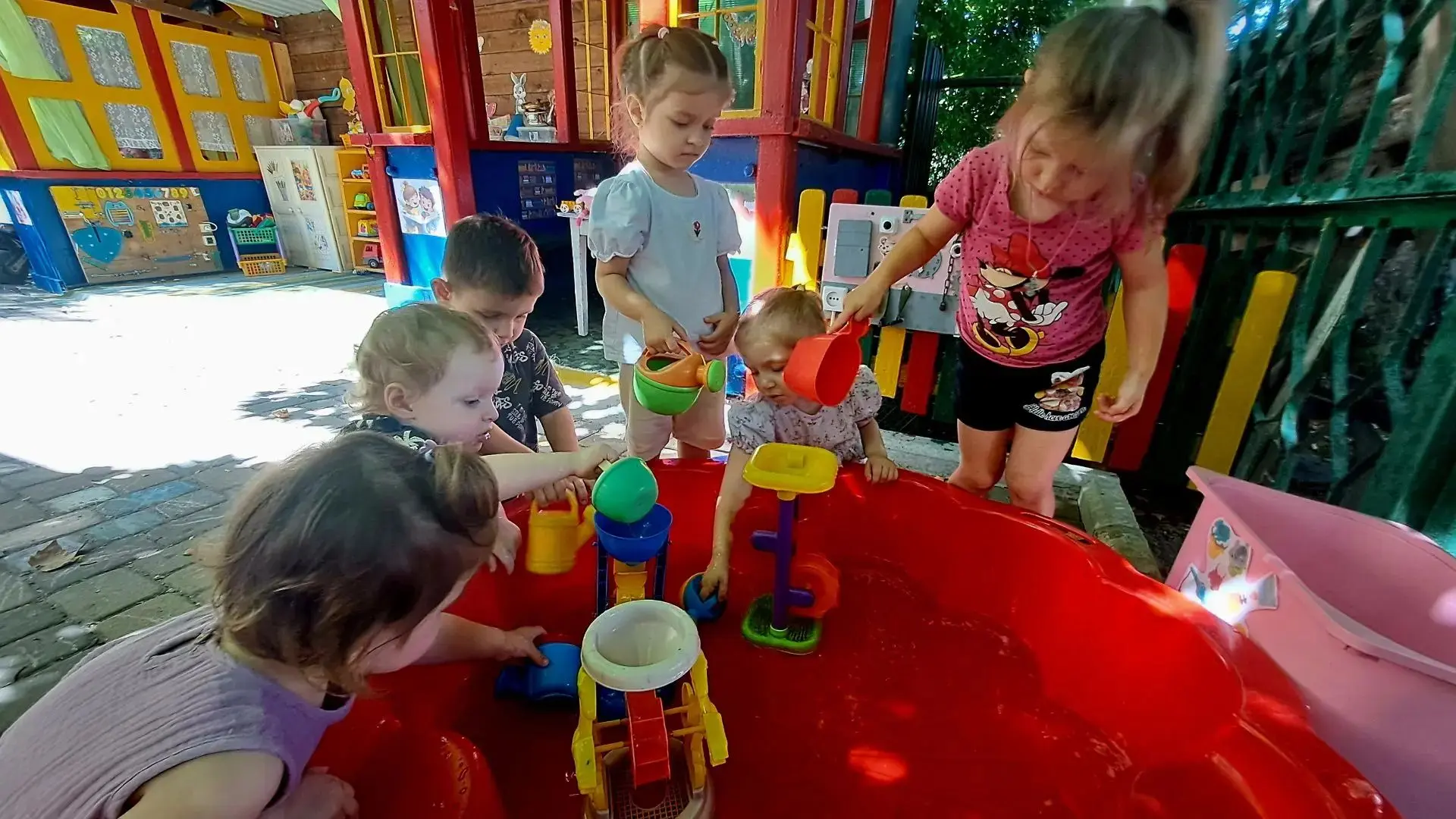 💦 Вода, с которой играют дети - радость, развитие и немного науки! 💦
Вода — один из самых простых 