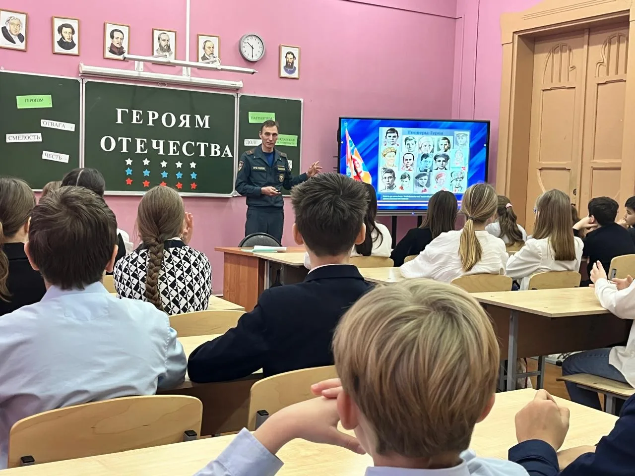5 декабря в центре образования прошел Урок Мужества «Героям Отечества…»для обучающихся 5 классов. Ма