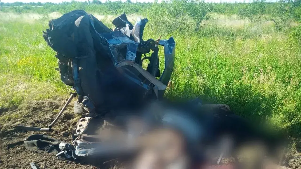 Сегодня рано утром в Озинском районе вблизи поселка Модин произошло столкновение грузовика и легково
