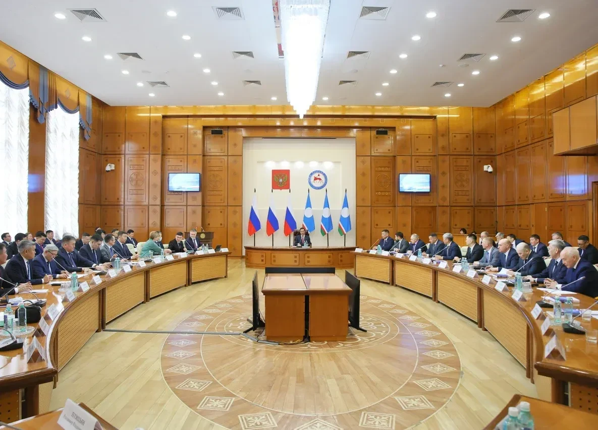 Айсен Николаев улуус баһылыктарын кытта халааҥҥа уонна баһаарга бэлэмнэнии хаамыытын дьүүллэстэ  Ил 