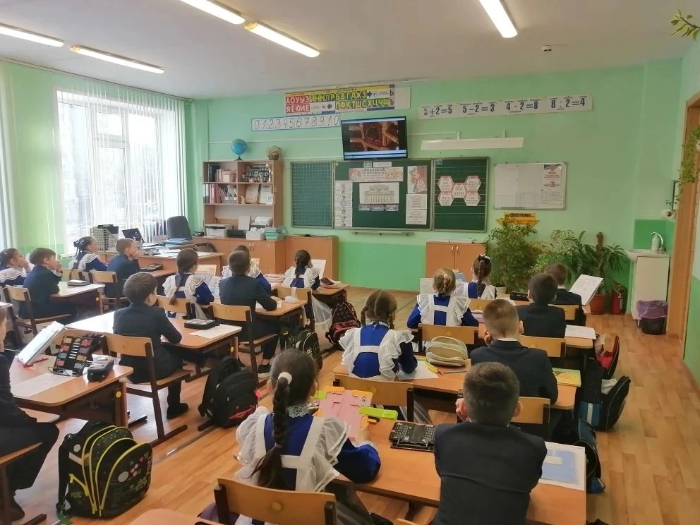 🇷🇺 Новая учебная неделя — новые достижения и вдохновение!  🎵 23 марта в нашей школе по доброй традиц