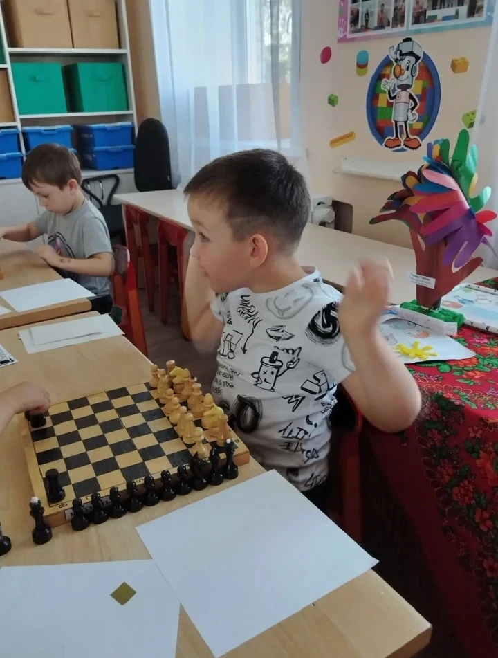В стране шахматных чудес! ♟✨

Наши подготовишки отправились в увлекательное приключение по шахматном