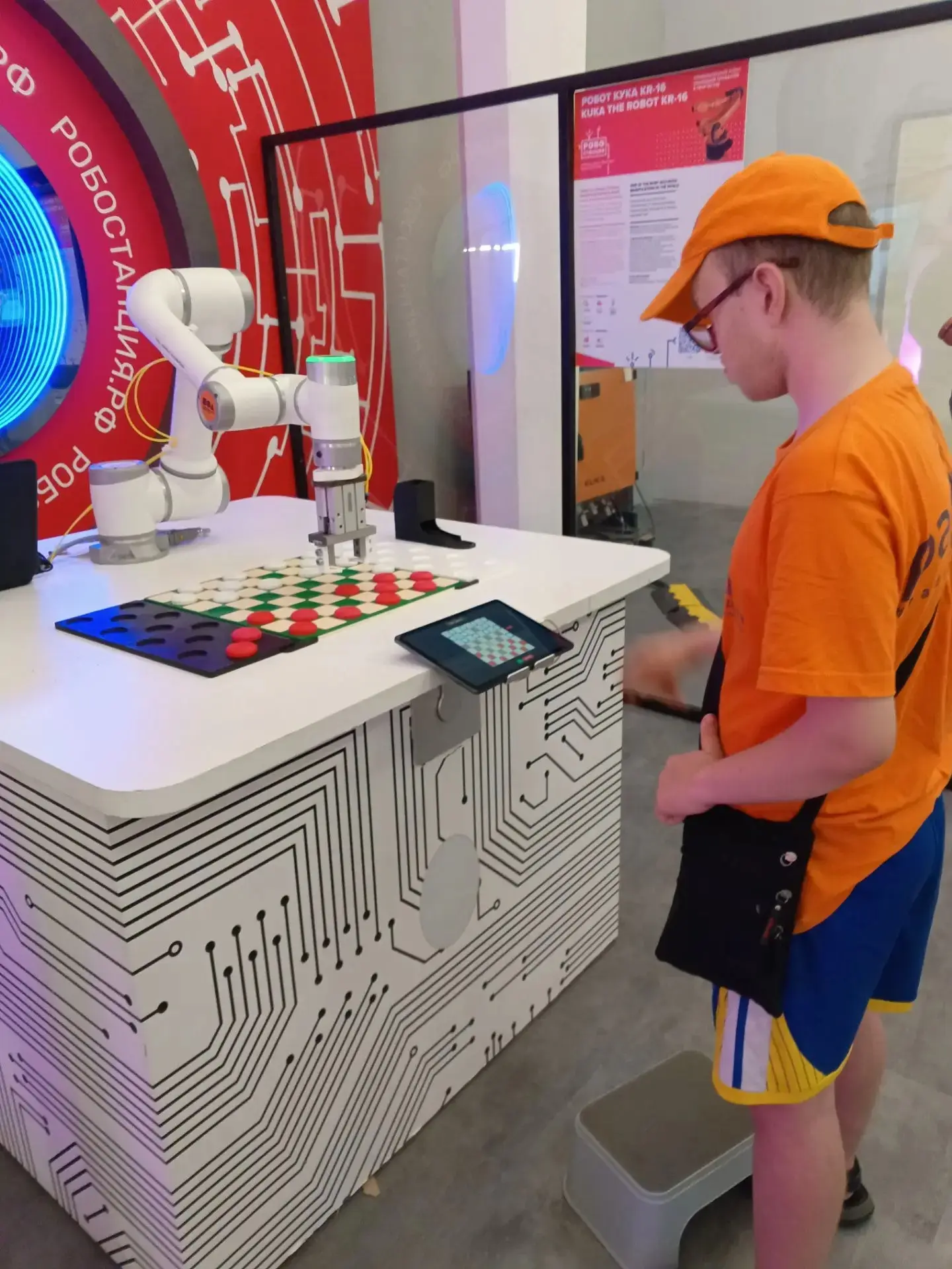 🤖 ЛЕТНИЕ КАНИКУЛЫ С ПОЛЬЗОЙ

Ученик 8 «Б» класса Богдан Тихонов вместе с мамой открыли сезон летних