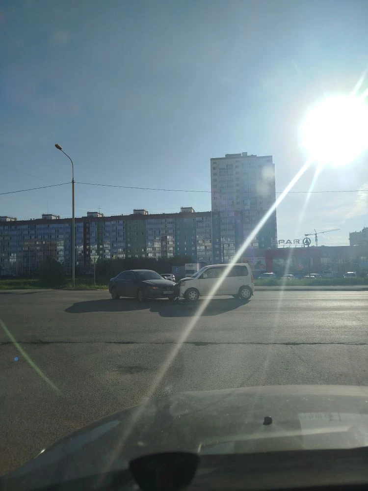 На выезде со дворов на улицу Порт-Артурскую очередная авария 😑 Две машины столкнулись ...