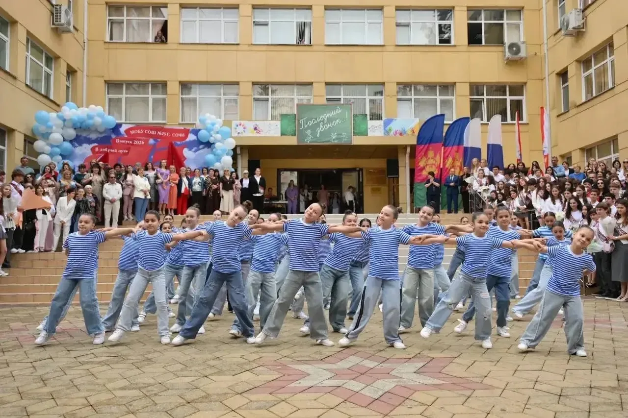 🔔 Сегодня для выпускников прозвучал последний звонок — 2026!  Дорогие выпускники!   🔔Этот звонок — с