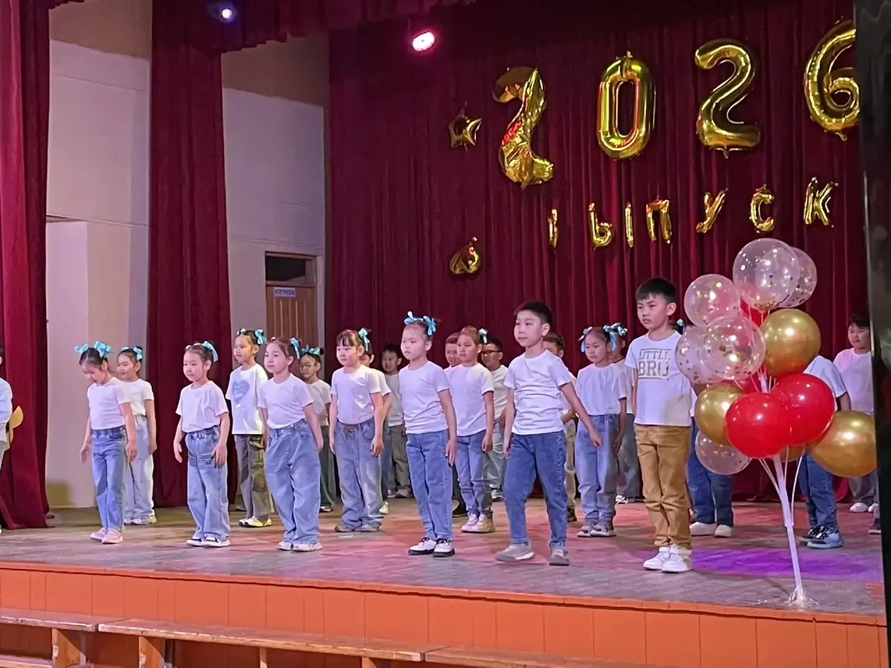 🎉 «Ура, каникулы! В начальной школе прошли линейки в честь окончания учебного года» 🎉  Учебный год п
