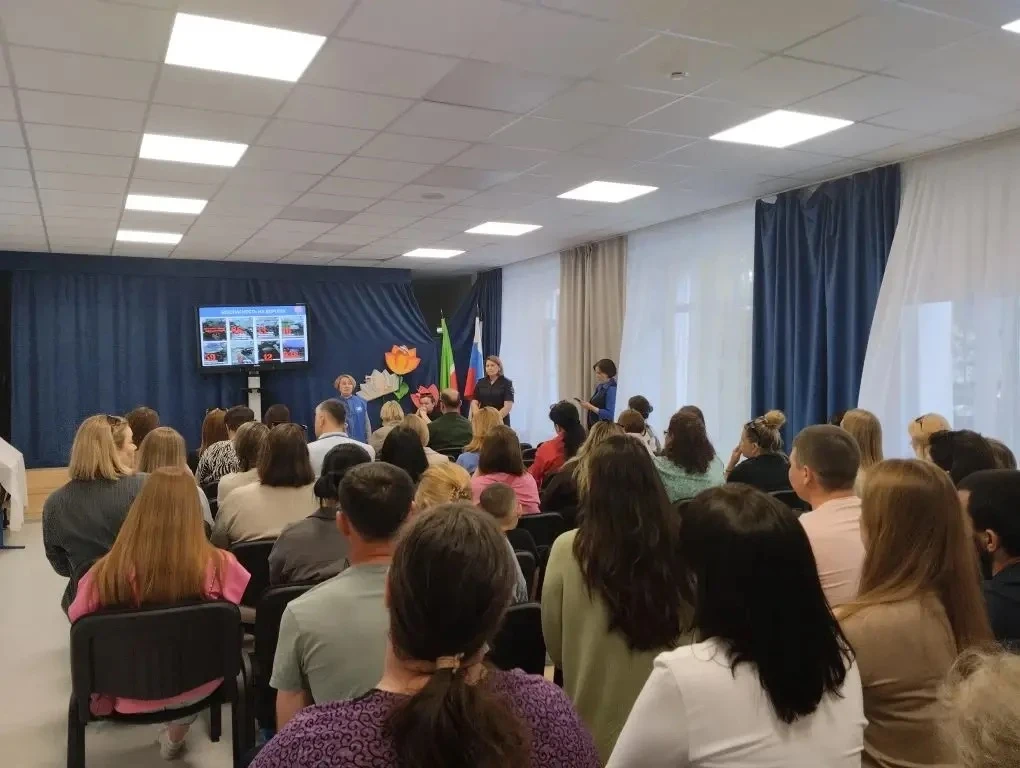 В МБОУ Песчано-Ковалинской школе  прошло общешкольное родительское собрание, на котором...
