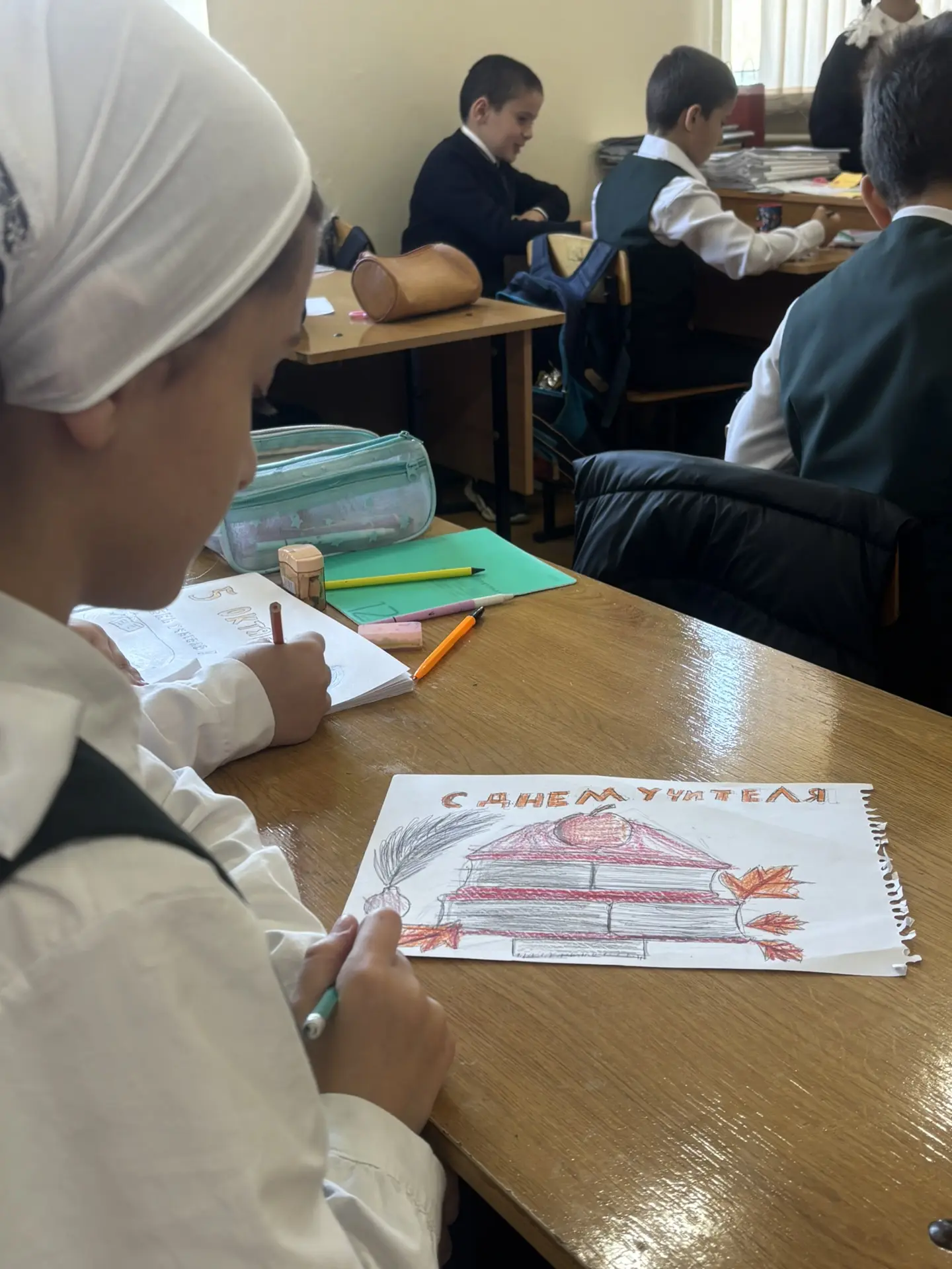 Учащиеся 4 класса со своим классным руководителем Ибрагимовой М. А подготовили открытки...