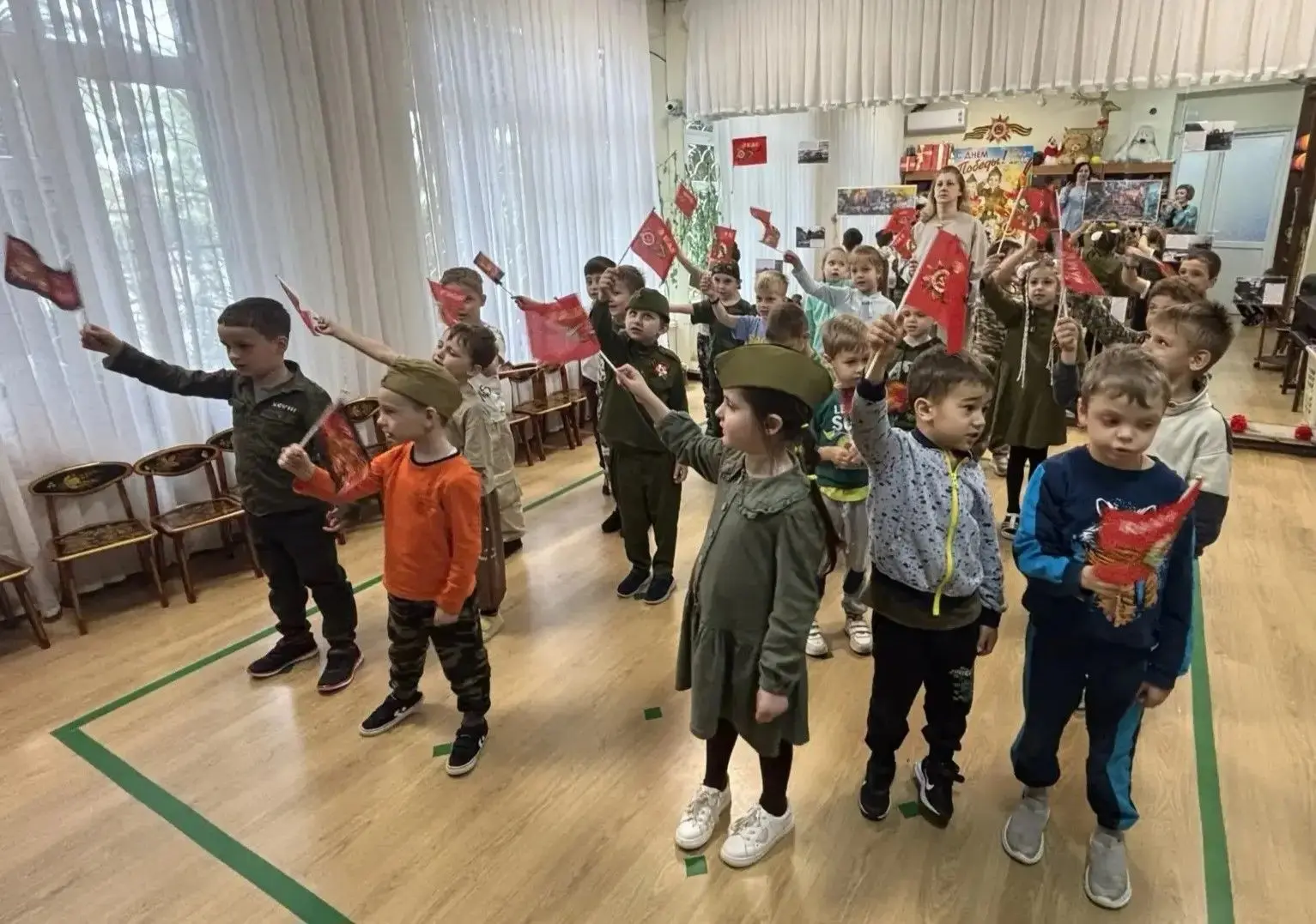 День Победы один из самых почитаемых праздников в России.
9 мая 1945 года уходит все дальше и дальше