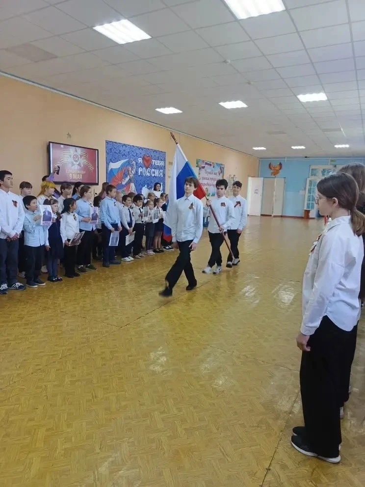 🇷🇺 Накануне Дня Победы, в нашей школе  прошла торжественная линейка, посвященная 81-годовщине со Д