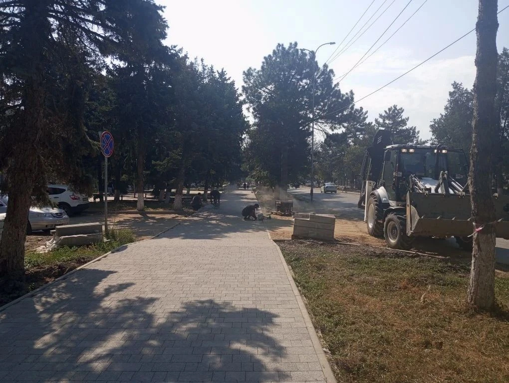 В Староминской продолжают благоустройство центральной части станицы
 
Работы на участке ул. Красной 
