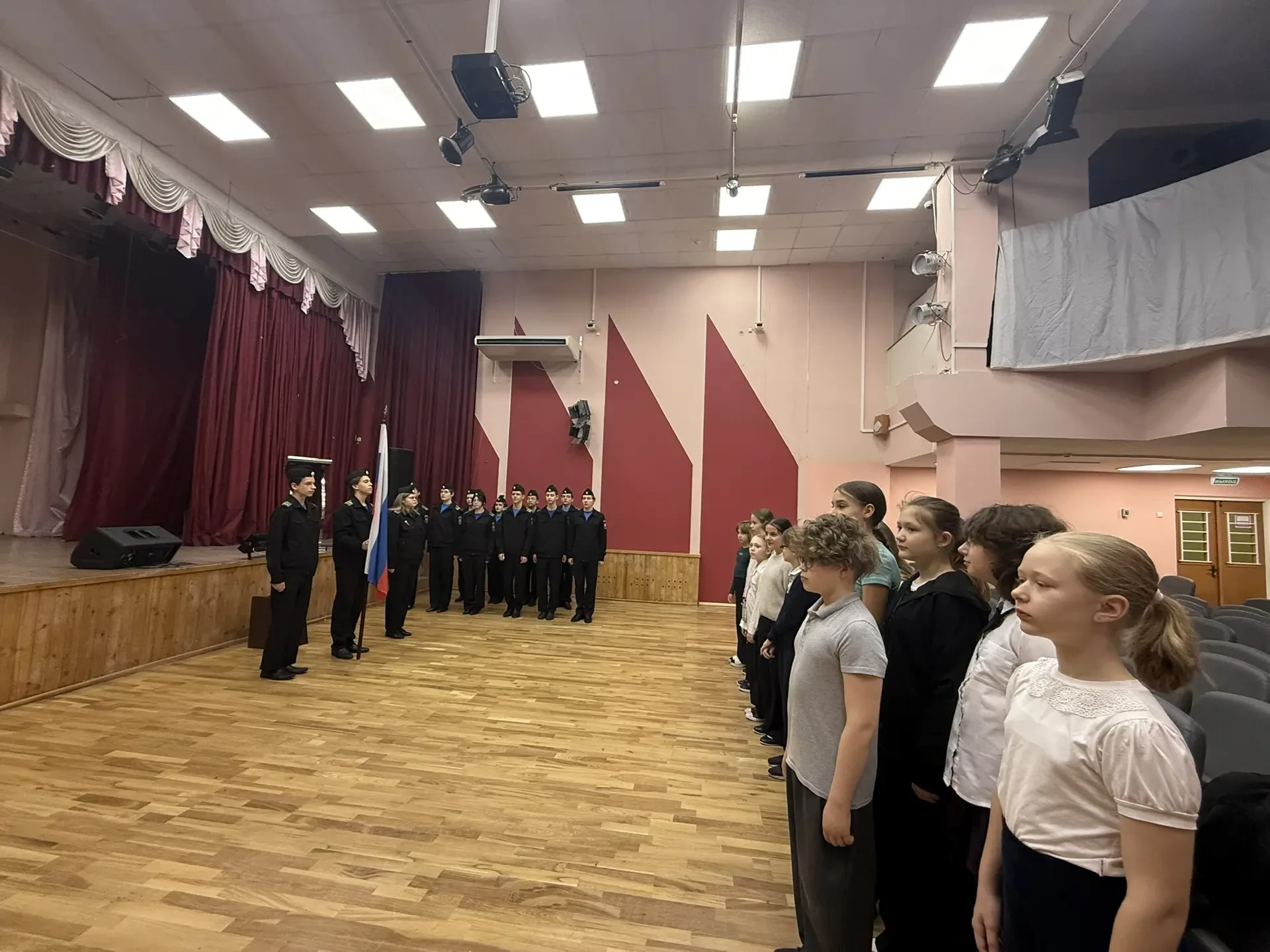 Доброе утро, страна! 🇷🇺  Понедельник, 13 апреля, начинаем правильно — с торжественной Церемонии подн
