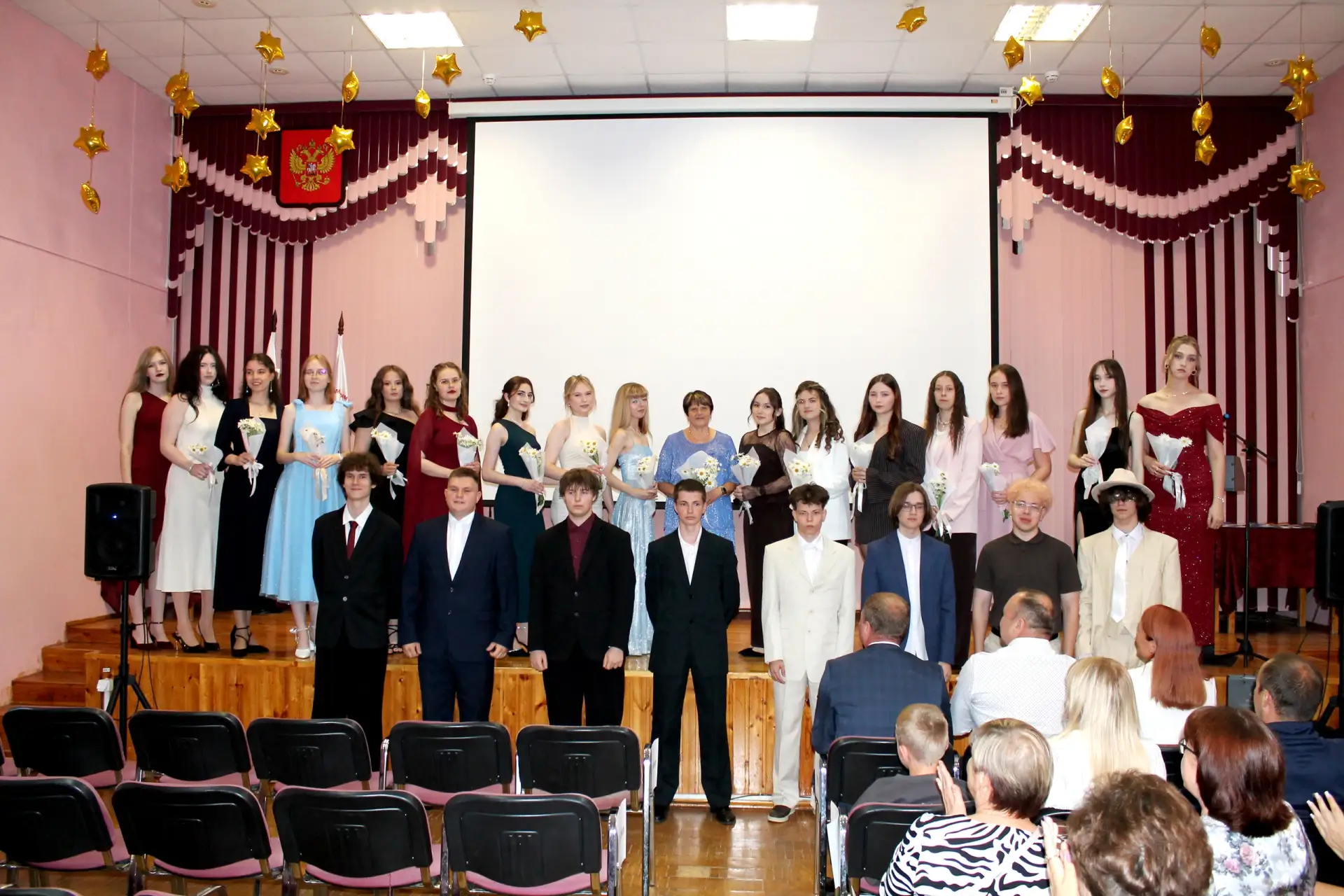 В пятницу состоялось вручение аттестатов нашим одиннадцатиклассникам. 🎓

Позади школьные годы, урок