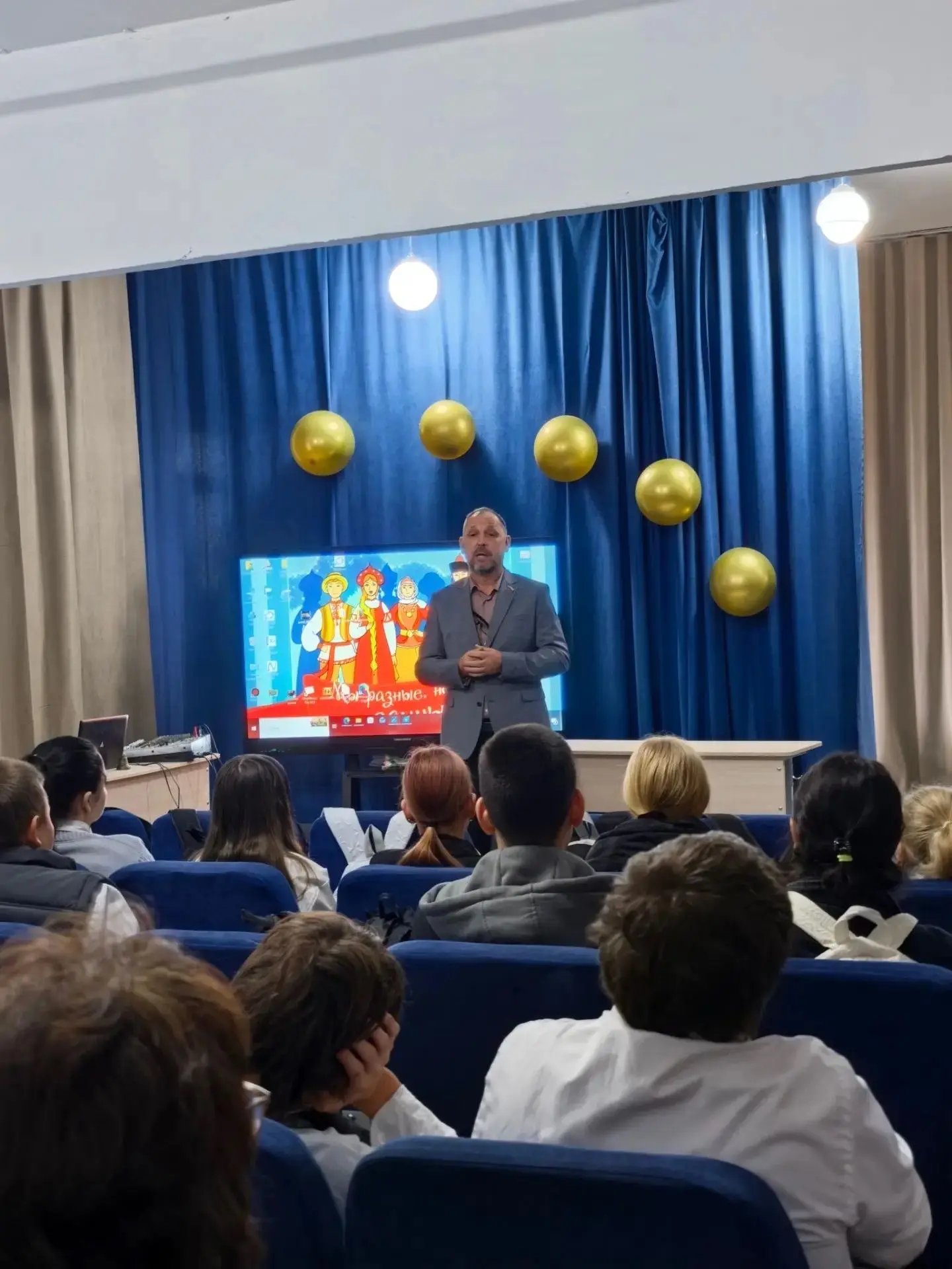 Кто помогает детям сделать первые шаги в мире знаний? 🎓
