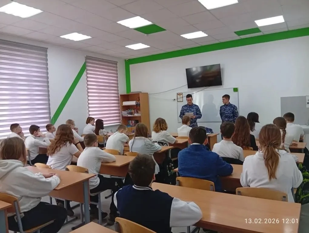 Безопасность превыше всего: Урок от Росгвардии в МБОУ СОШ №3! 🛡️🚔  13.02.2026 г. в стенах нашей школ