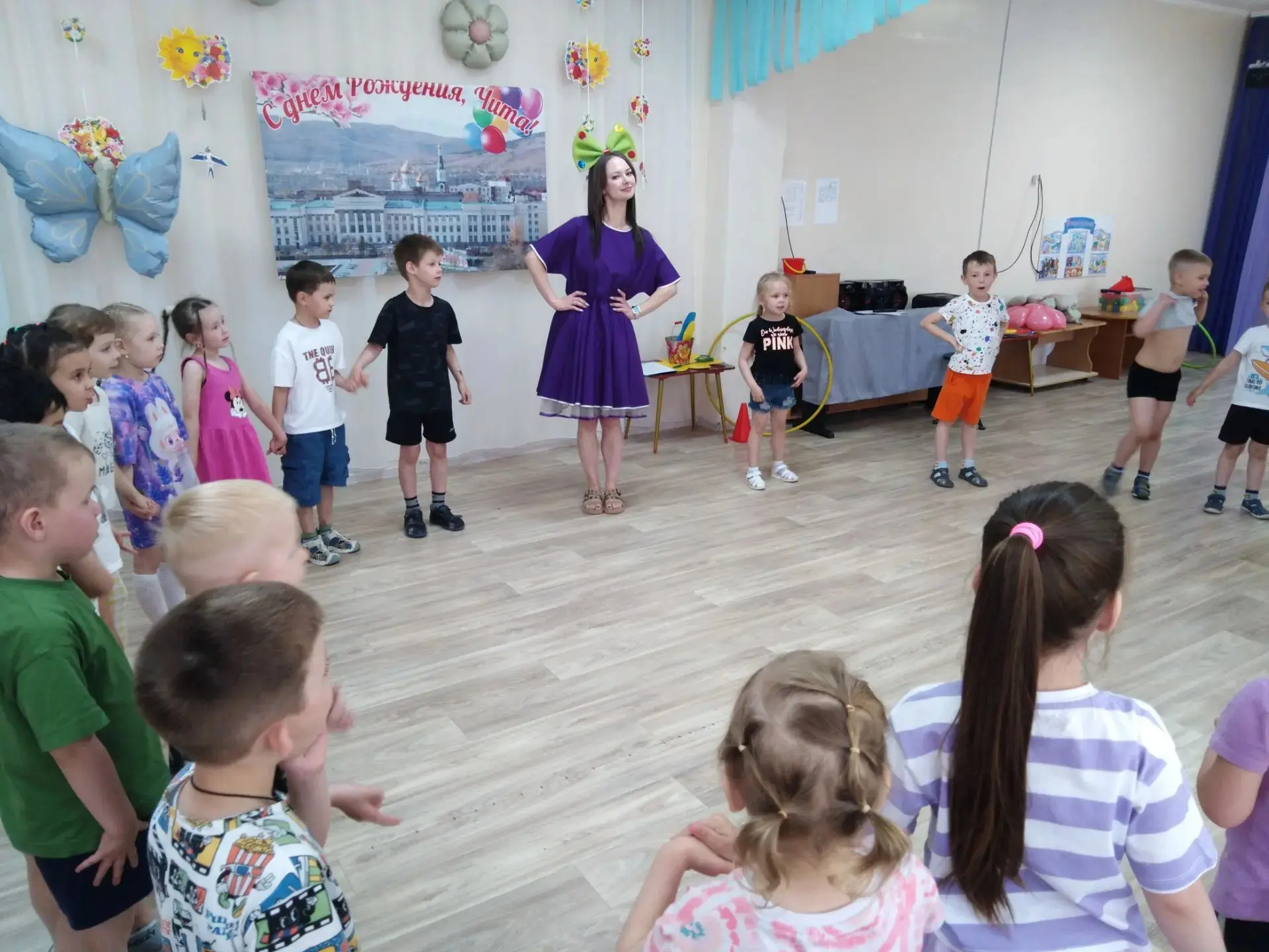 Пасмурным летним днем дети встретили Кляксу, растерявшую по дороге волшебные краски лета. Ребята пом