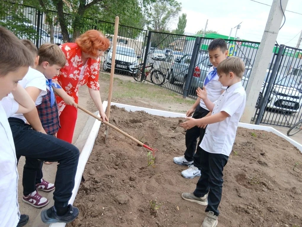 🌹В рамках Всероссийской акции «Цветы России» учащиеся высадили кусты роз на пришкольном участке, пр