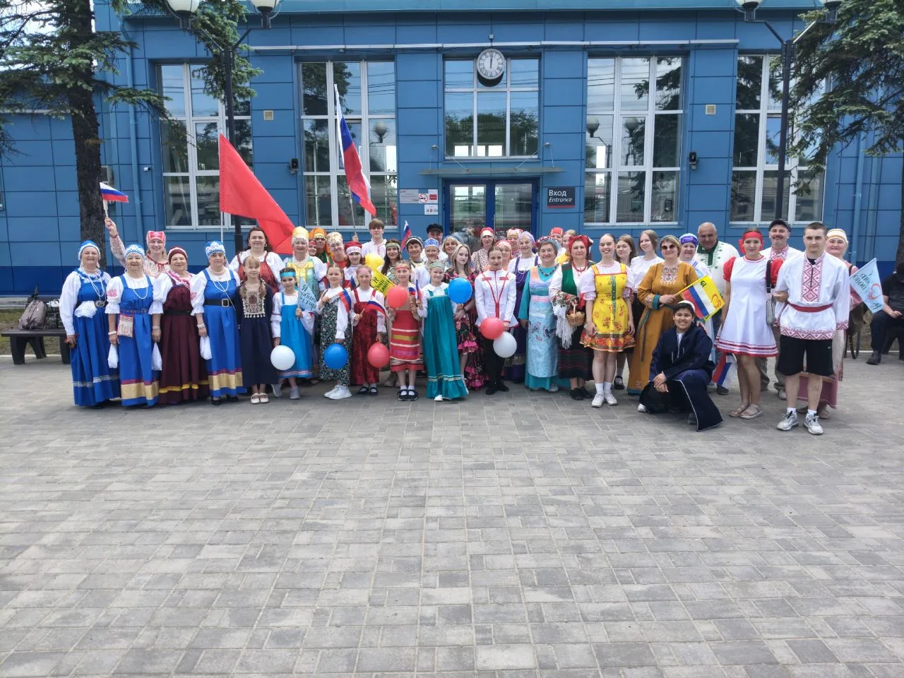Сегодня участники наших коллективов и даже их родители в костюмах народов России встретили гостей на