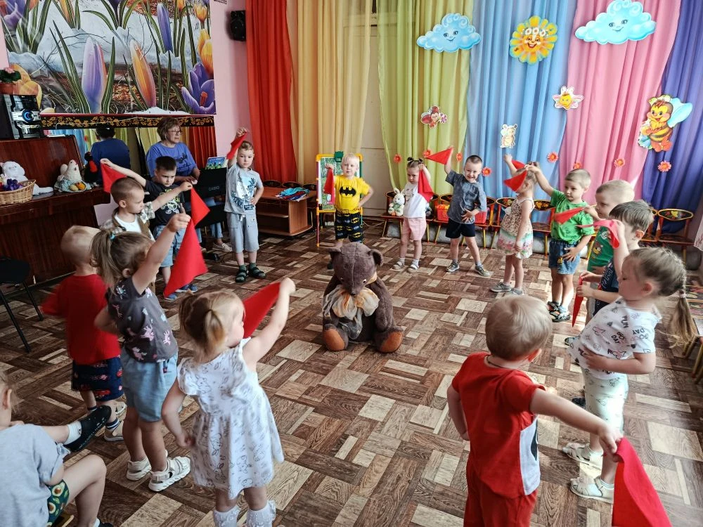 Сегодня в группе "Звёздочки" прошло музыкальное развлечение "В гостях у сказки". Ребята отгадывали з
