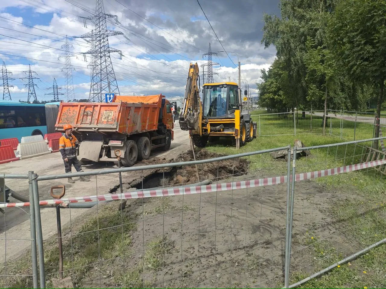 Специалисты «Водоканала» не прекращают работы по устранению последствий прорыва трубы холодного водо