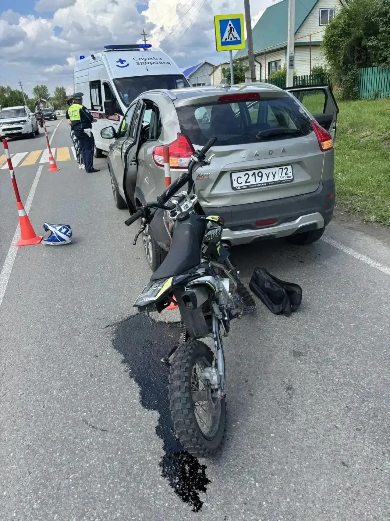 В городе Заводоуковске 17-летний водитель питбайка совершил столкновение с автомобилем Lada Exray.

