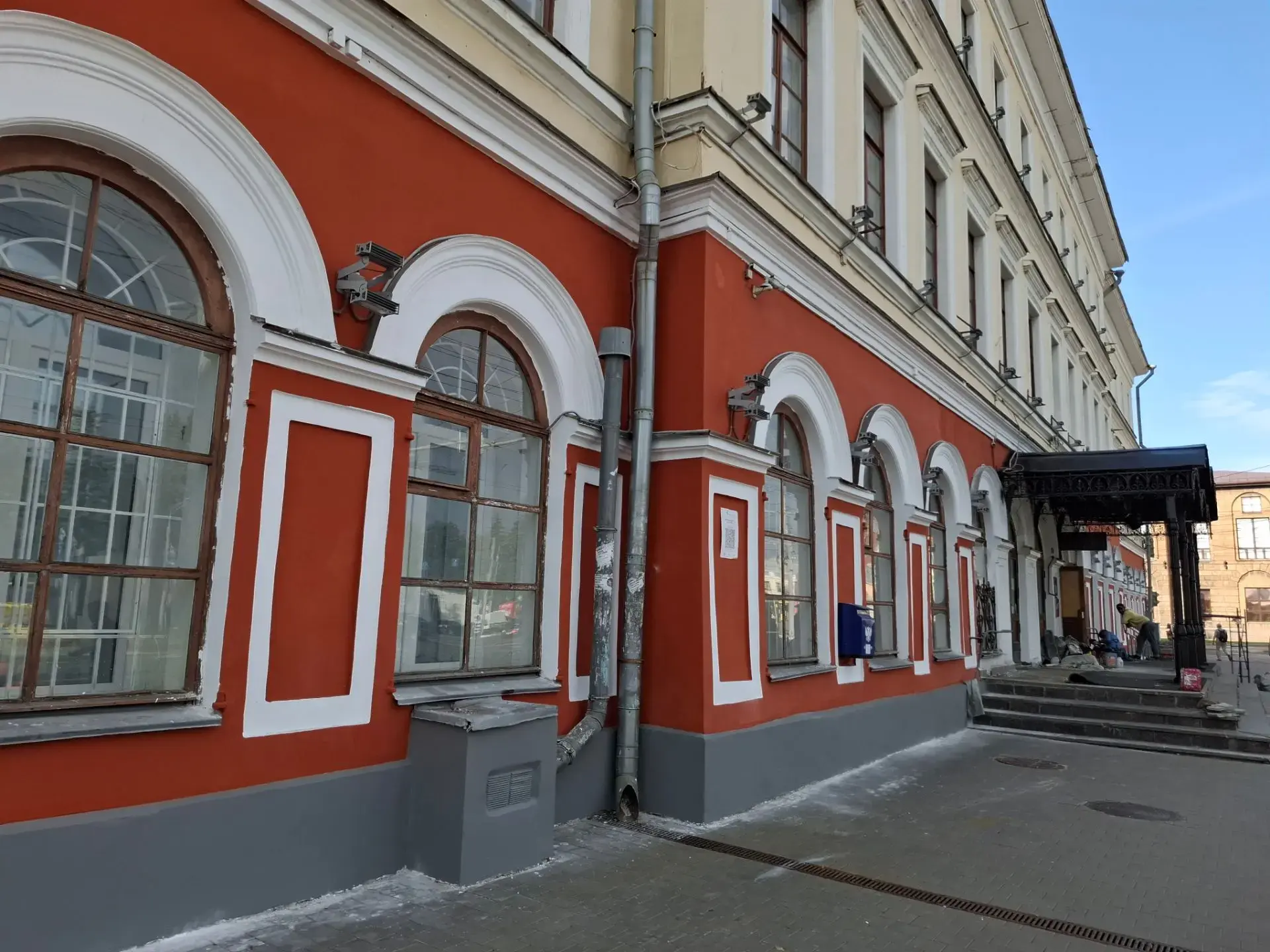 Здание Главпочтамта приобрело более яркие оттенки...