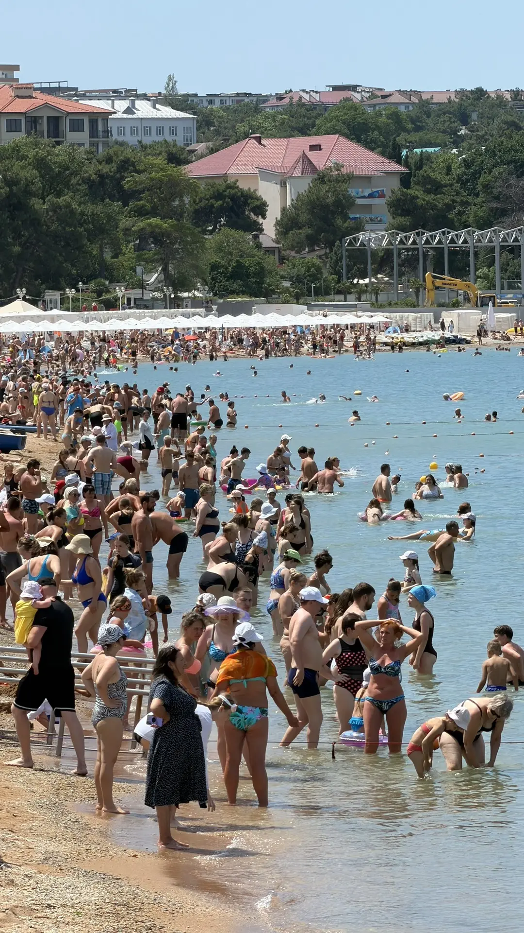 Сейчас в Геленджике самый разгар курортного сезона. Одновременно на курорте отдыхают около 88 тысяч 