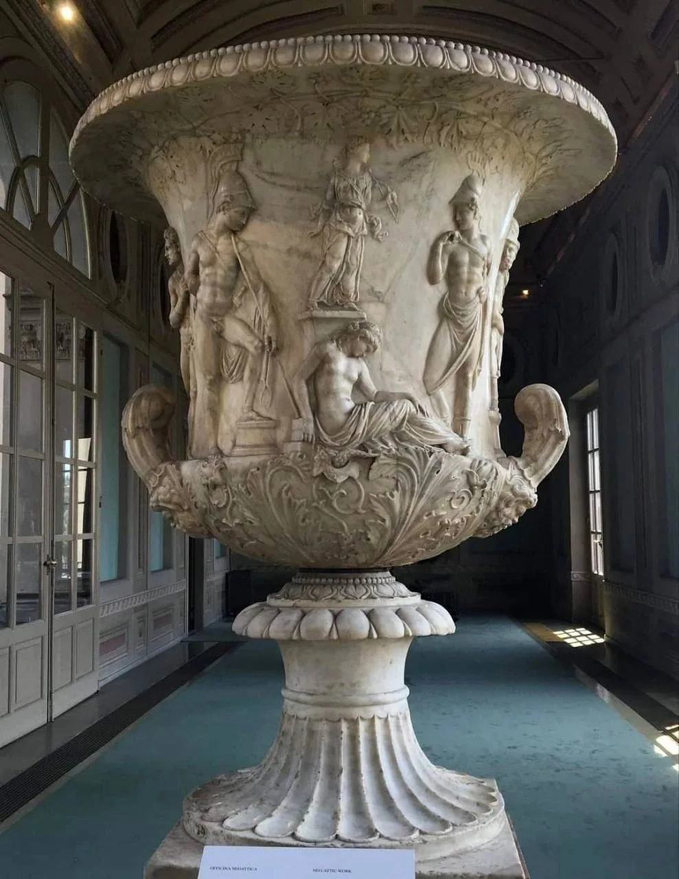 Ваза Медичи, конец I в. до н.э. Пентелийский мрамор. 173 х 135 см.