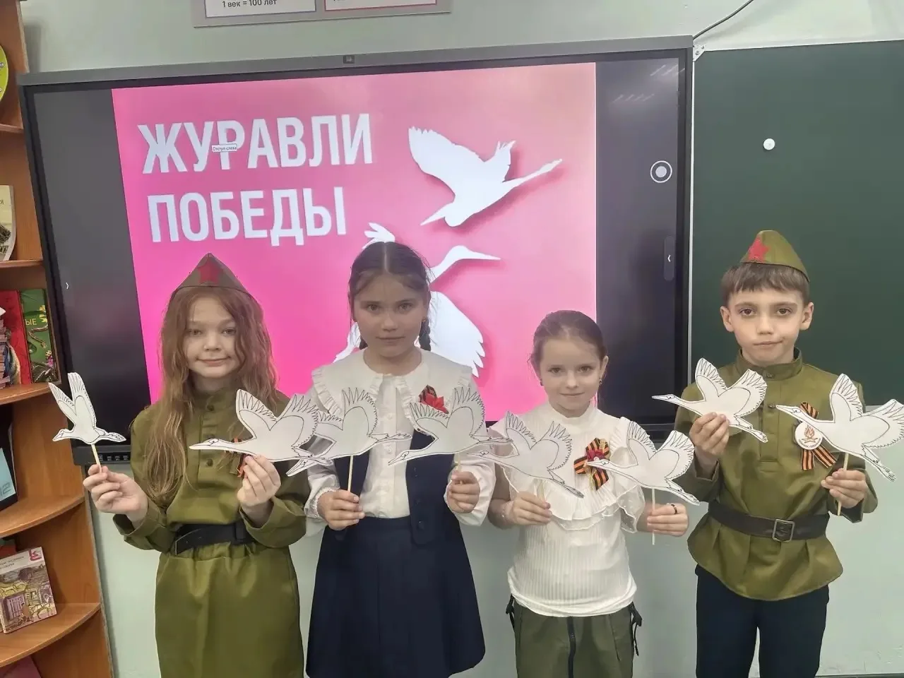 Обучающиеся МАОУ СОШ №32 города Тюмени приняли участие в патриотической акции «Журавли Победы», посв