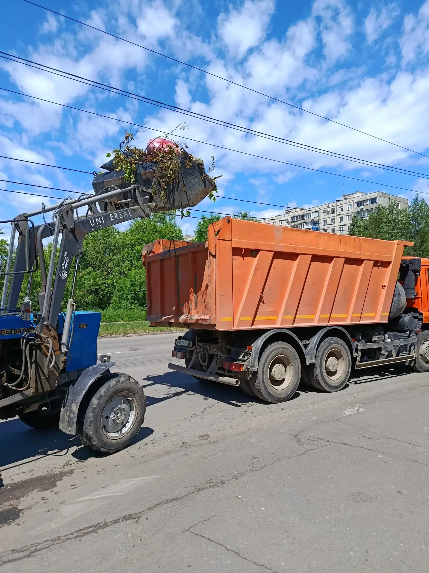 Коммунальные службы и сегодня продолжают убирать улицы и общественные пространства от м...