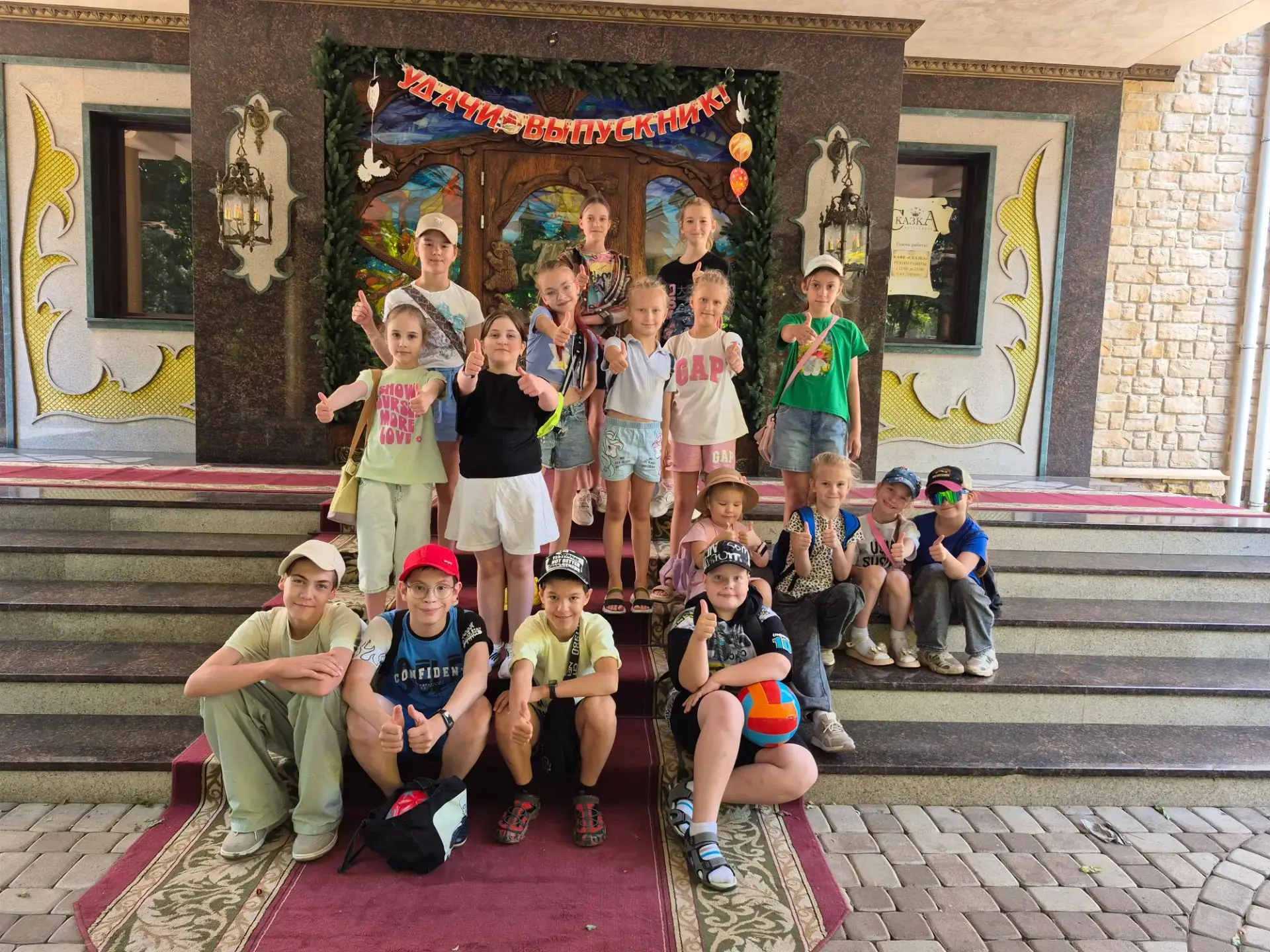 ☀️Второй день работает наша летняя площадка в ЦДО «Красноглинский". 
Детей становится всё больше, а 