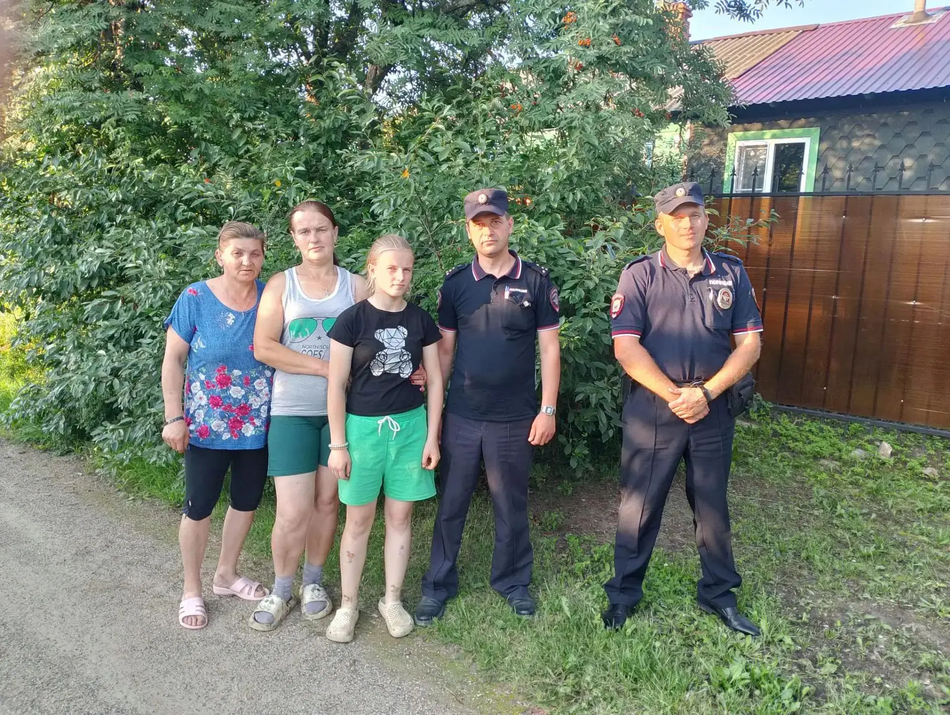 В Костромской области две женщины и девочка-школьница застряли на болоте в лесу