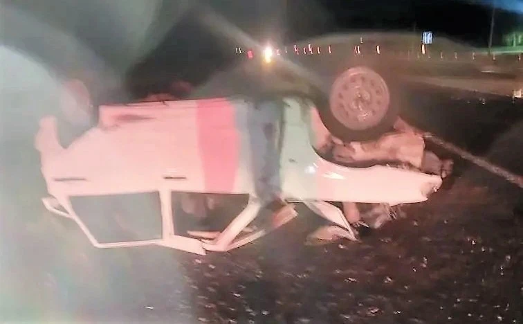 В Кочубеевском округе ВАЗ‑2114 влетел в трактор и перевернулся, пострадали двое    Ночью 6 мая на тр
