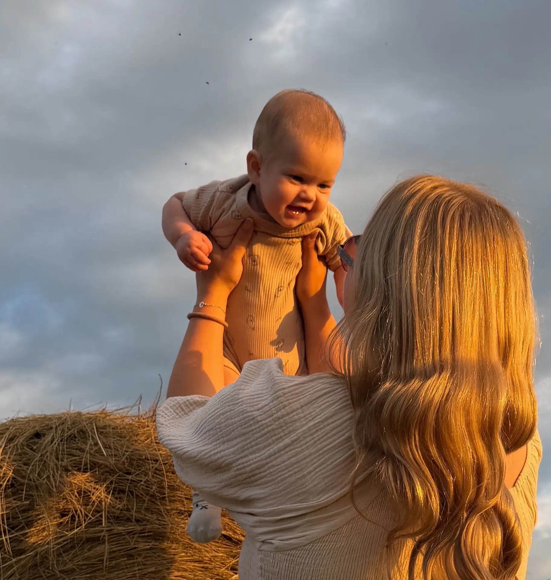 Незапланированные фотографии получились 🥰 
По пути домой увидела поле с тюками, попросила Костю ост