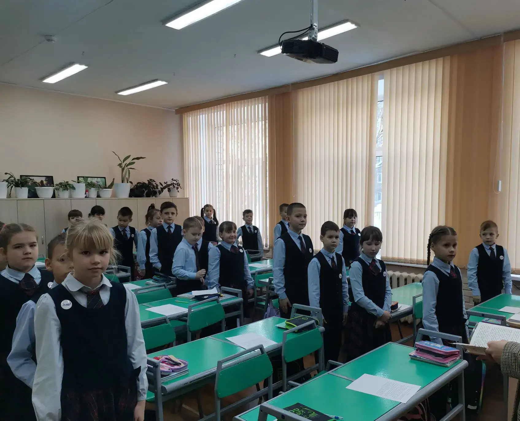 Утро понедельника во 2 «Б» классе выдалось особенно торжественным! Орлята России начали новую неделю