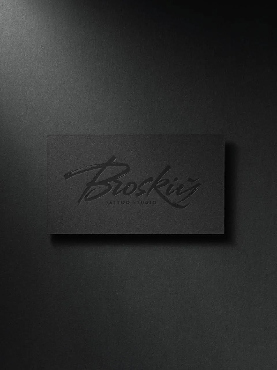 Визитные карты для студии татуировки Broskiy. Тиснение черной фольгой, высокая печать с...